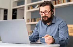 Homem com um notebook estudando online para ter uma aprendizagem personalizada.