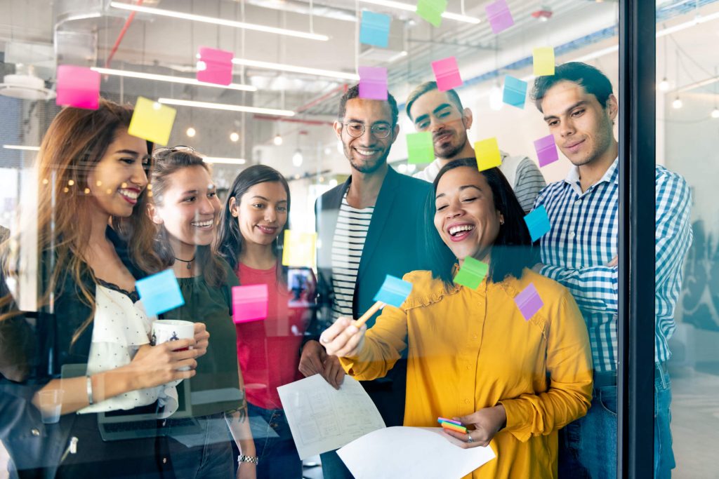 inovação: grupo fazendo brainstorming