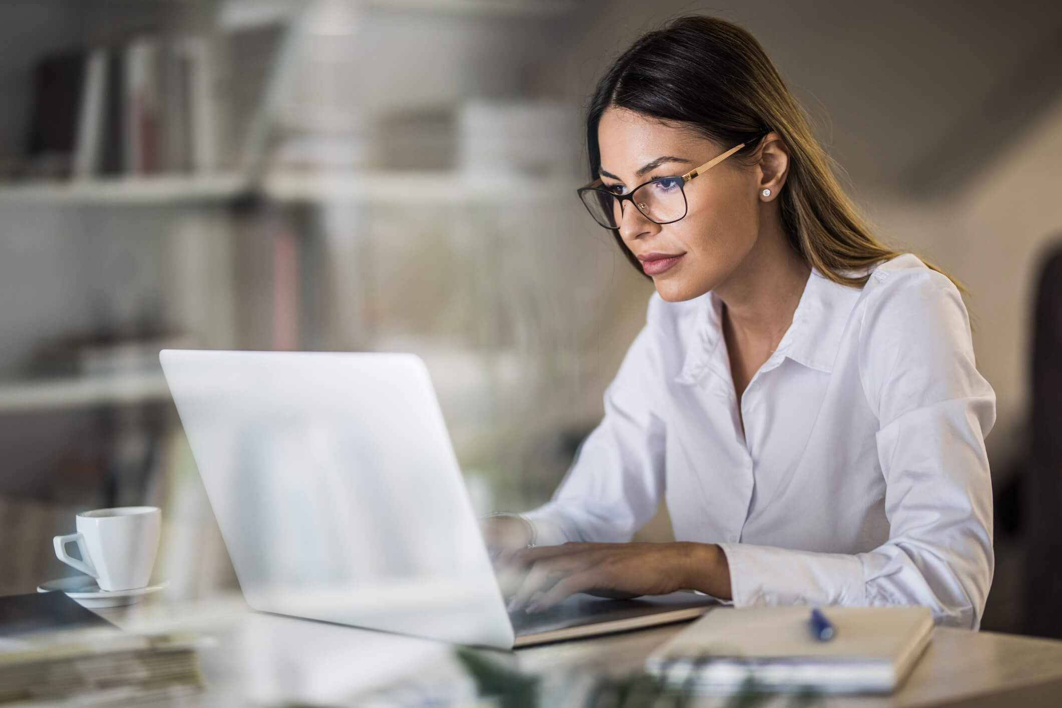 inbound marketing: mulher executiva trabalhando em computador no escritório